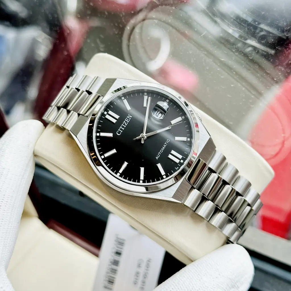 Mặt kính sapphire cao cấp của đồng hồ Citizen NJ0150-81A chống xước rất tốt