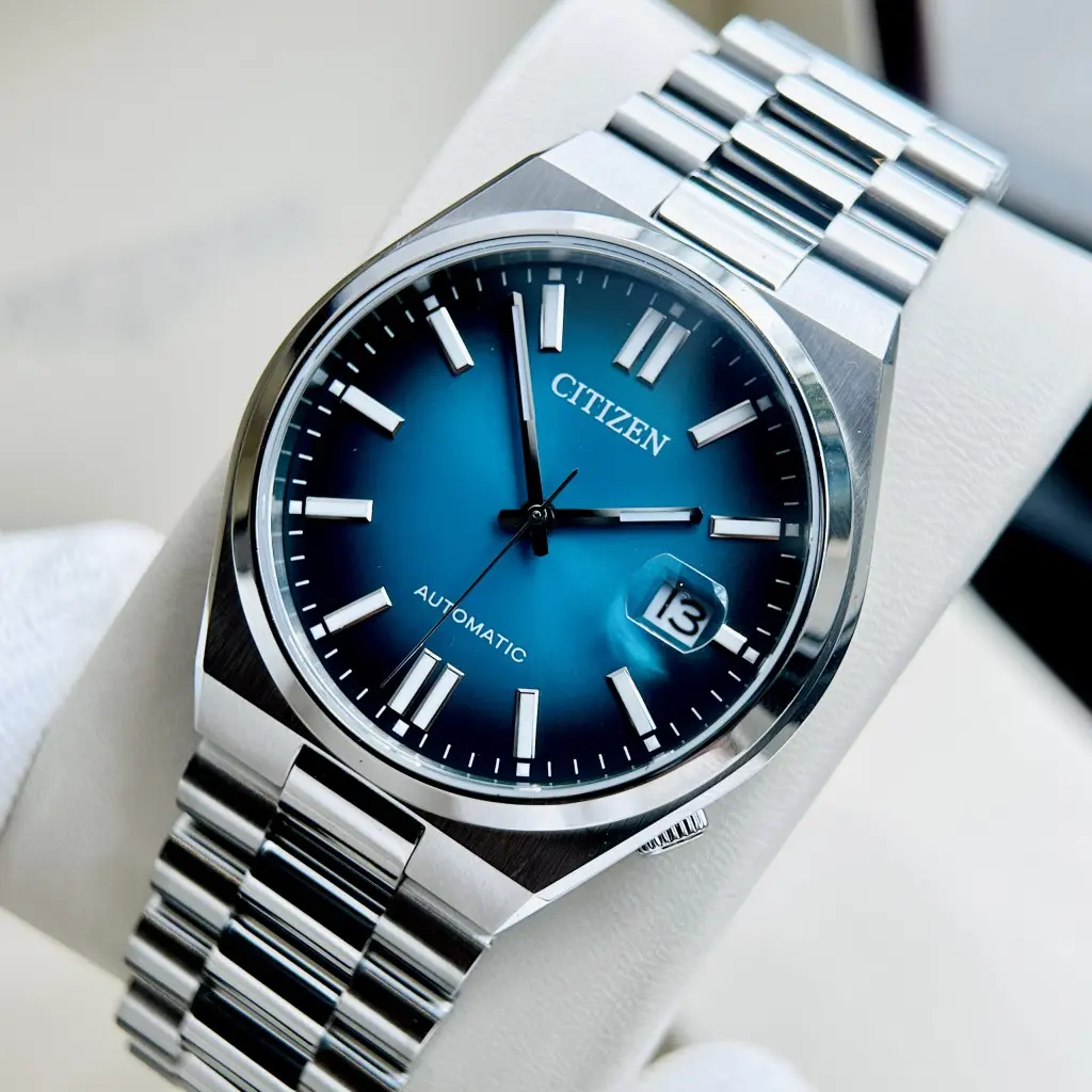 Mặt số của Đồng Hồ Nam Citizen 40mm được phủ dạ quang sáng rõ