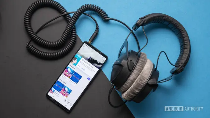 Sony-Xperia-1-V-headphones-plugged-in-675w-380h