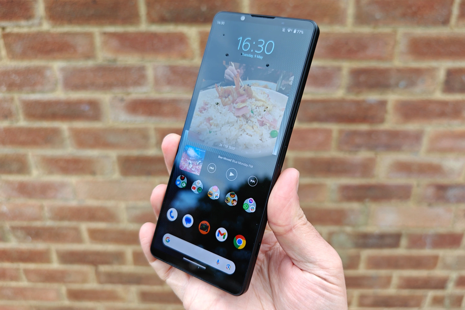 Sony-Xperia-1-V-in-hand-front