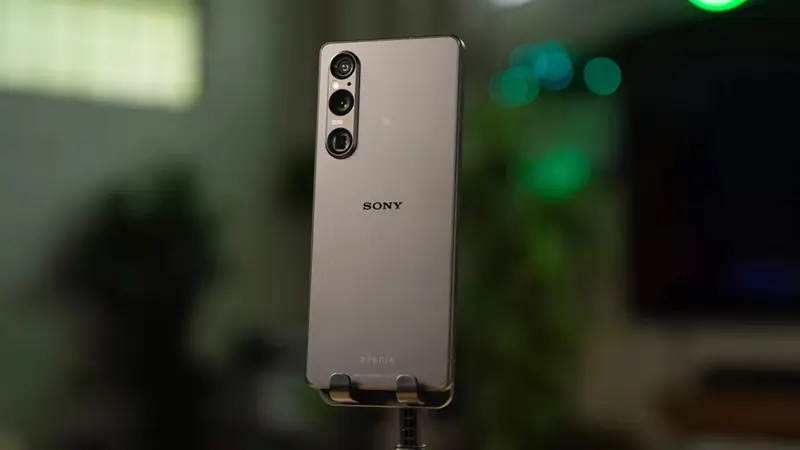 sony-xperia-1-v-back-angled-1536w-864h-110523-122716-800-resize