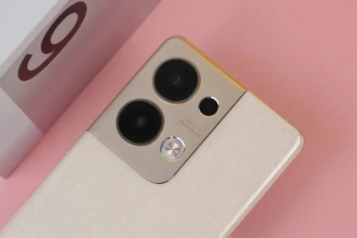 tren-tay-oppo-reno9-pro-plus-2