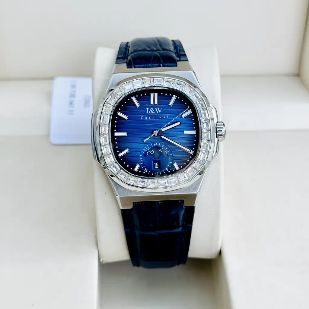 Mặt kính Sapphire nguyên khối và nền xanh đậm lịch lãm