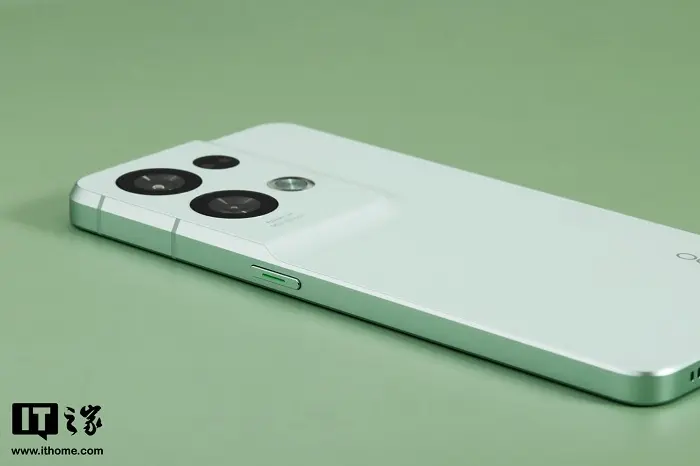 mo-hop-OPPO-Reno8-Pro-Plus-phien-ban-mau-xanh-8