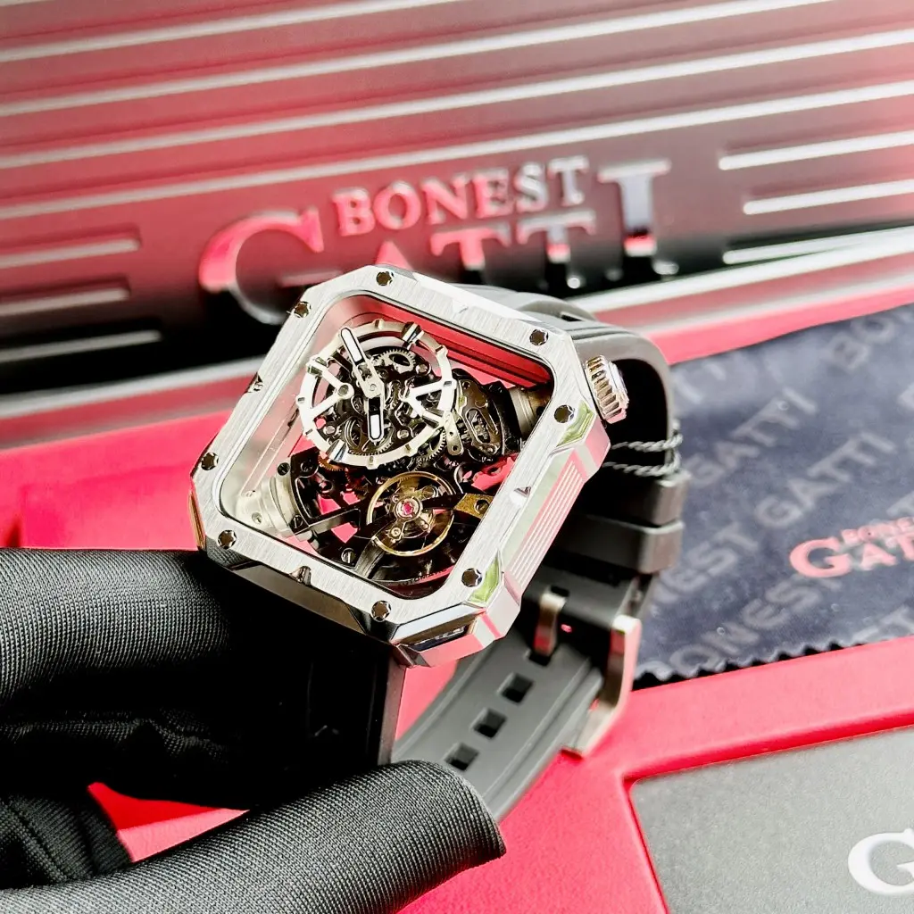 Bộ máy Automatic lộ cơ tinh xảo, chuyển động êm ái