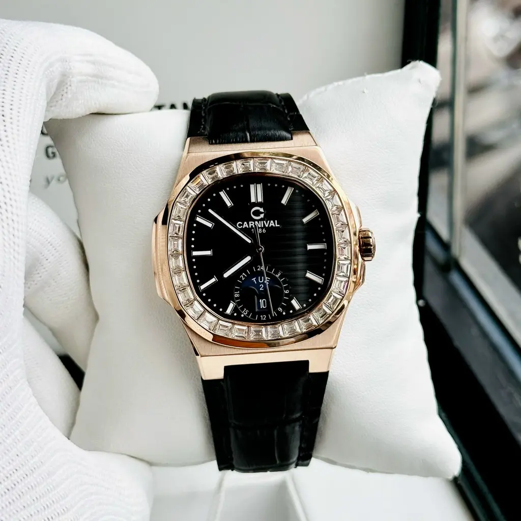 Trang bị dây da mềm mại và bộ máy cơ Automatic trứ danh