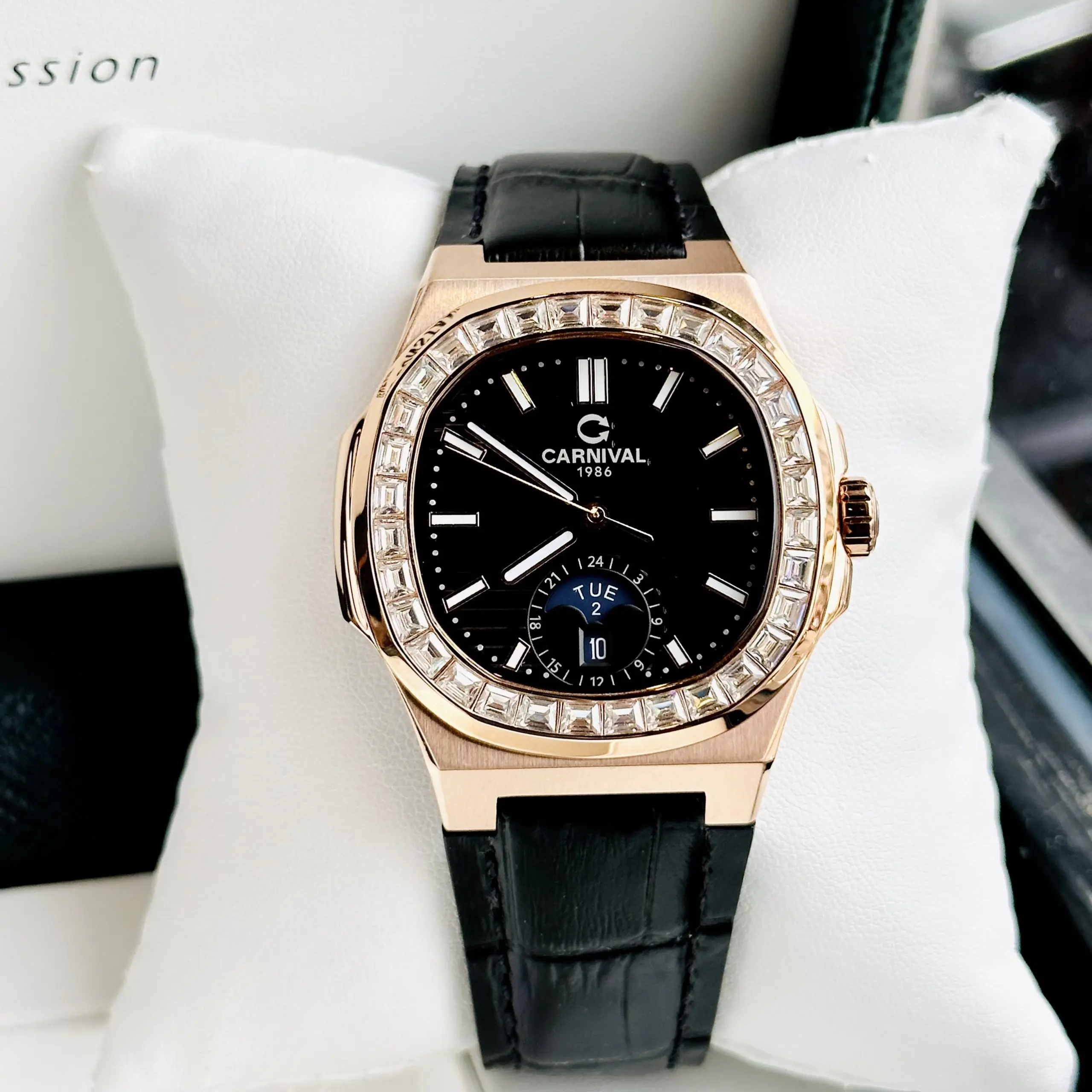 ĐỒNG HỒ NAM Carnival 8110G - Mặt Đen - Automatic - Dây Da - Kính Sapphire