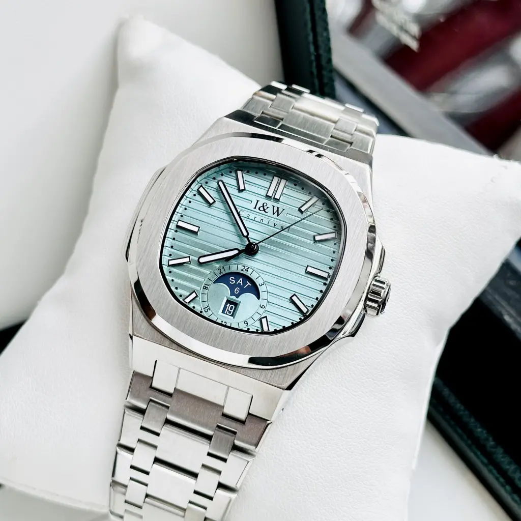 Bộ máy Automatic bên trong hoạt động mượt mà và êm ái