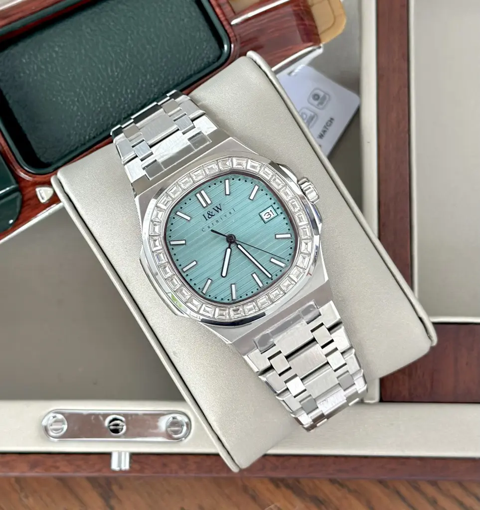 Chất liệu thép chống gỉ và kính Sapphire trên ĐỒNG HỒ NAM I&W Carnival