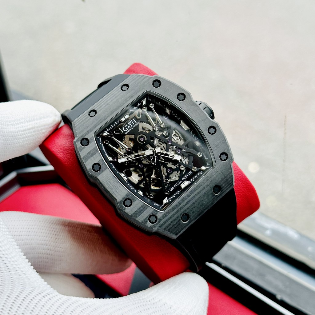 Bộ máy Automatic lộ cơ tinh xảo, chuyển động mượt mà êm ái