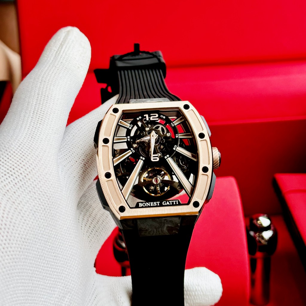 Bộ máy Automatic lộ cơ êm ái và cực kỳ mượt mà