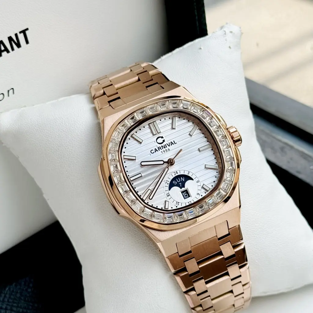 Mặt số 41mm đính đá trắng sang trọng và vô cùng nam tính