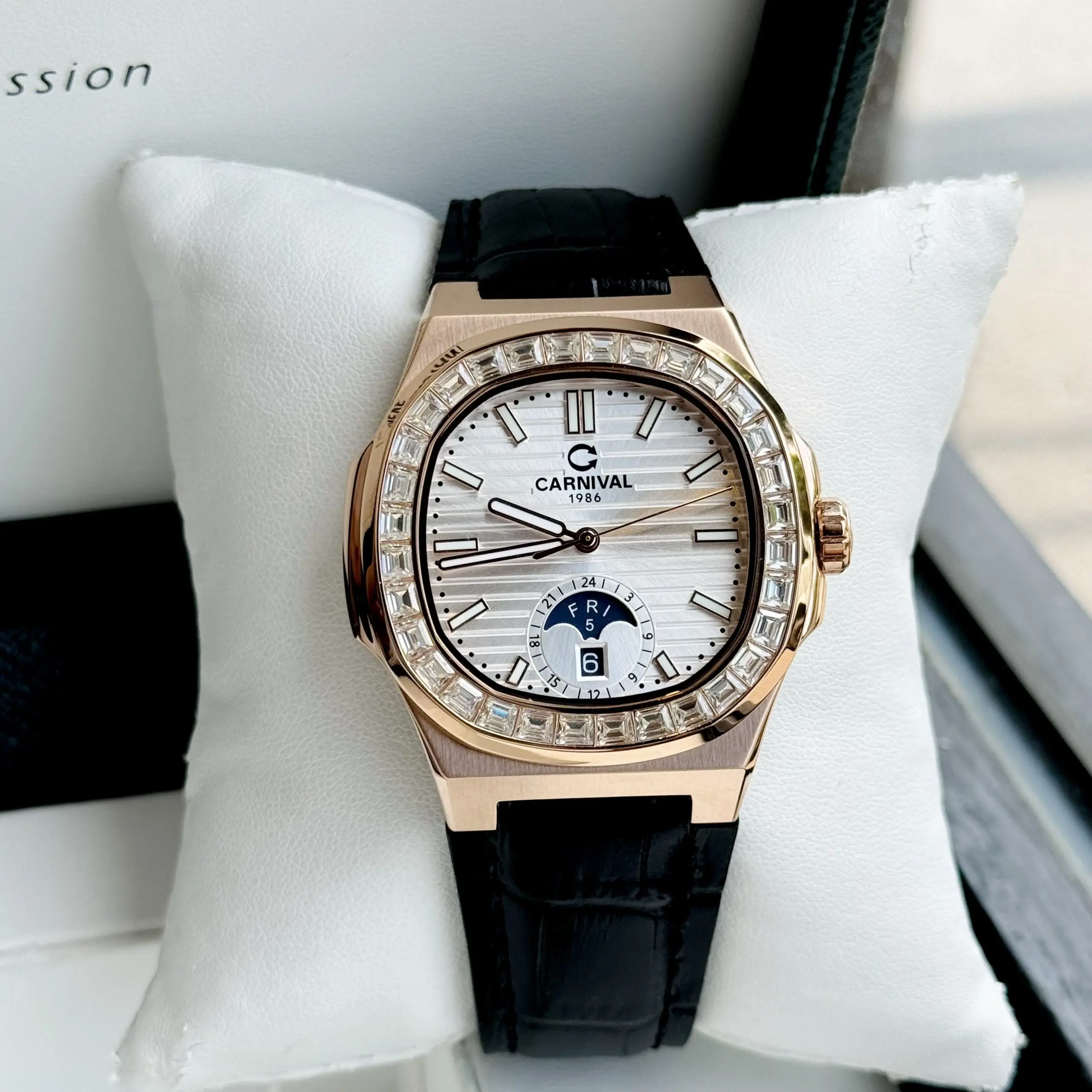 ĐỒNG HỒ NAM Carnival 8110G - Mặt Trắng Đá - Automatic - Dây Da - Kính Sapphire