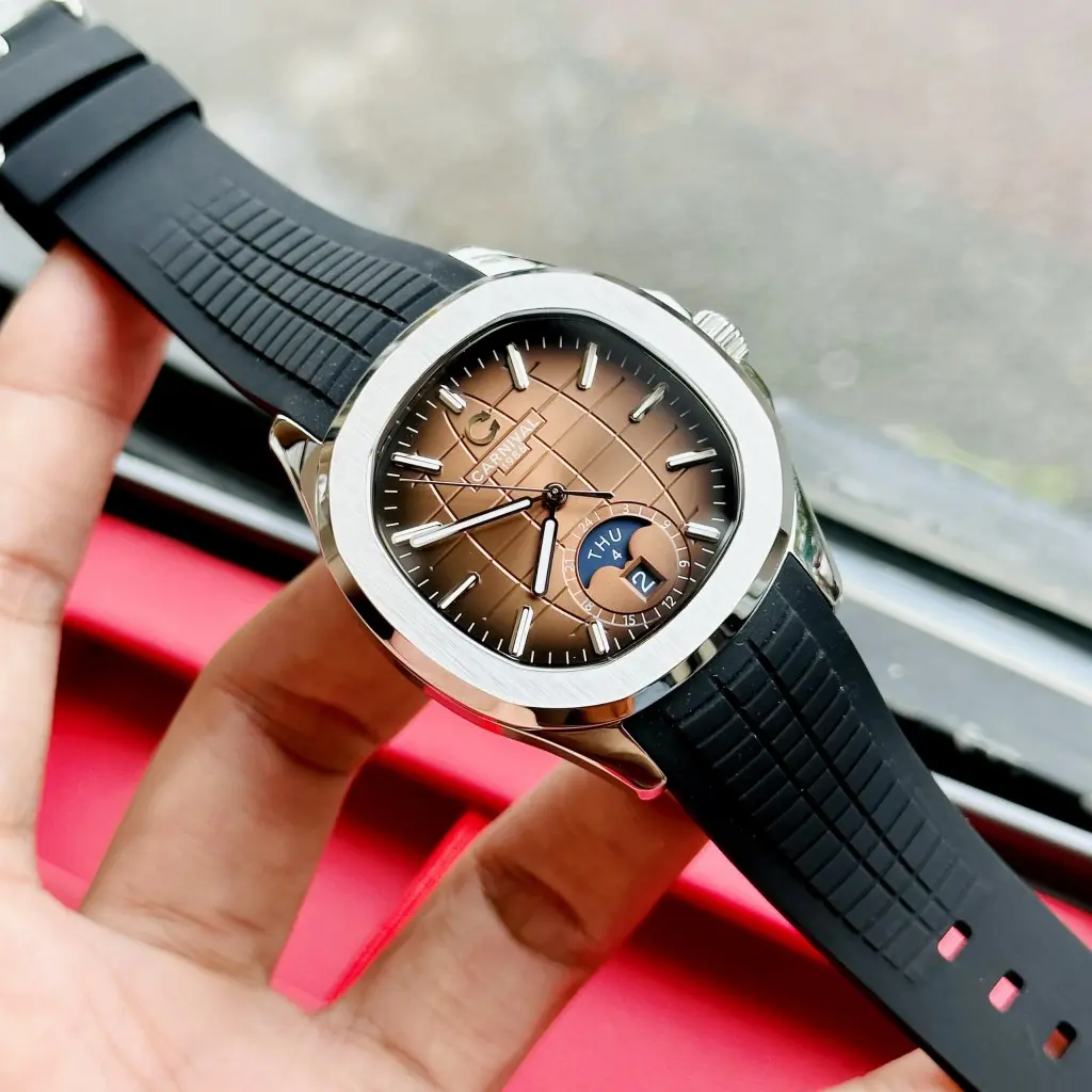 Thiết kế mặt số 40mm vô cùng phù hợp với cổ tay nam giới