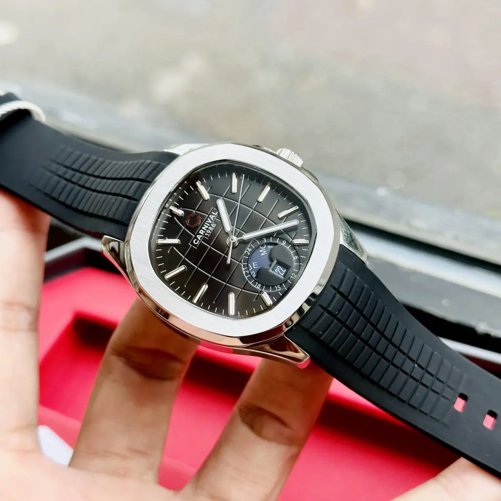 Mặt số 40mm và kính Sapphire chống trầy xước hoàn hảo