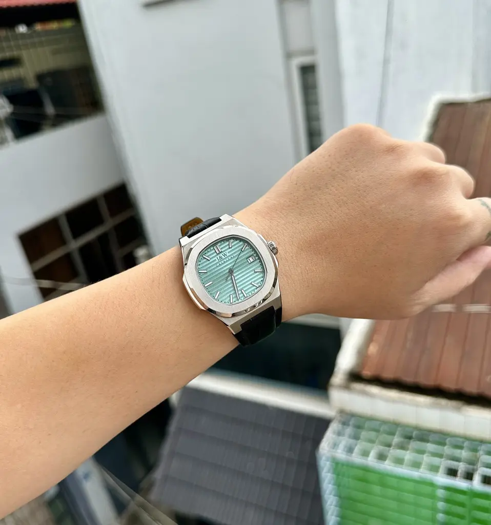Mặt số 41mm với cọc số phủ dạ quang tiện lợi