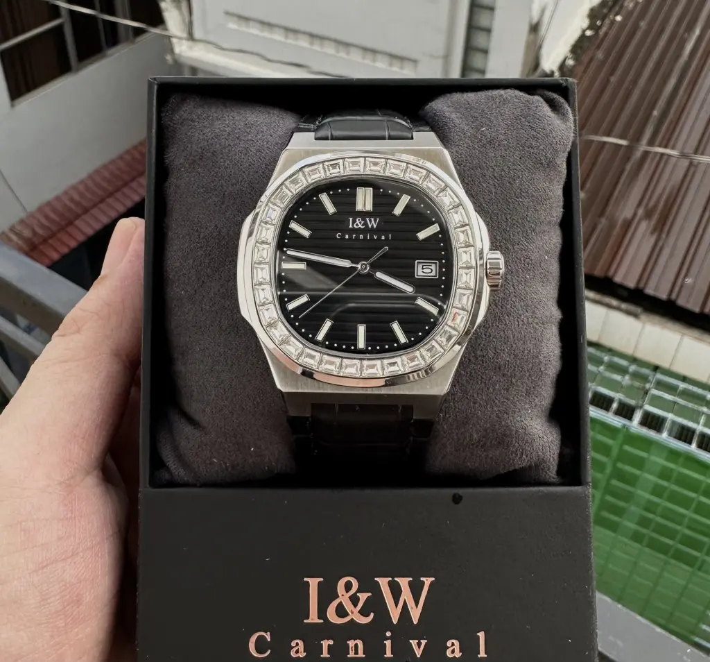 ĐỒNG HỒ NAM I&W CARNIVAL Nautilus 8108G mang thiết kế sang trọng