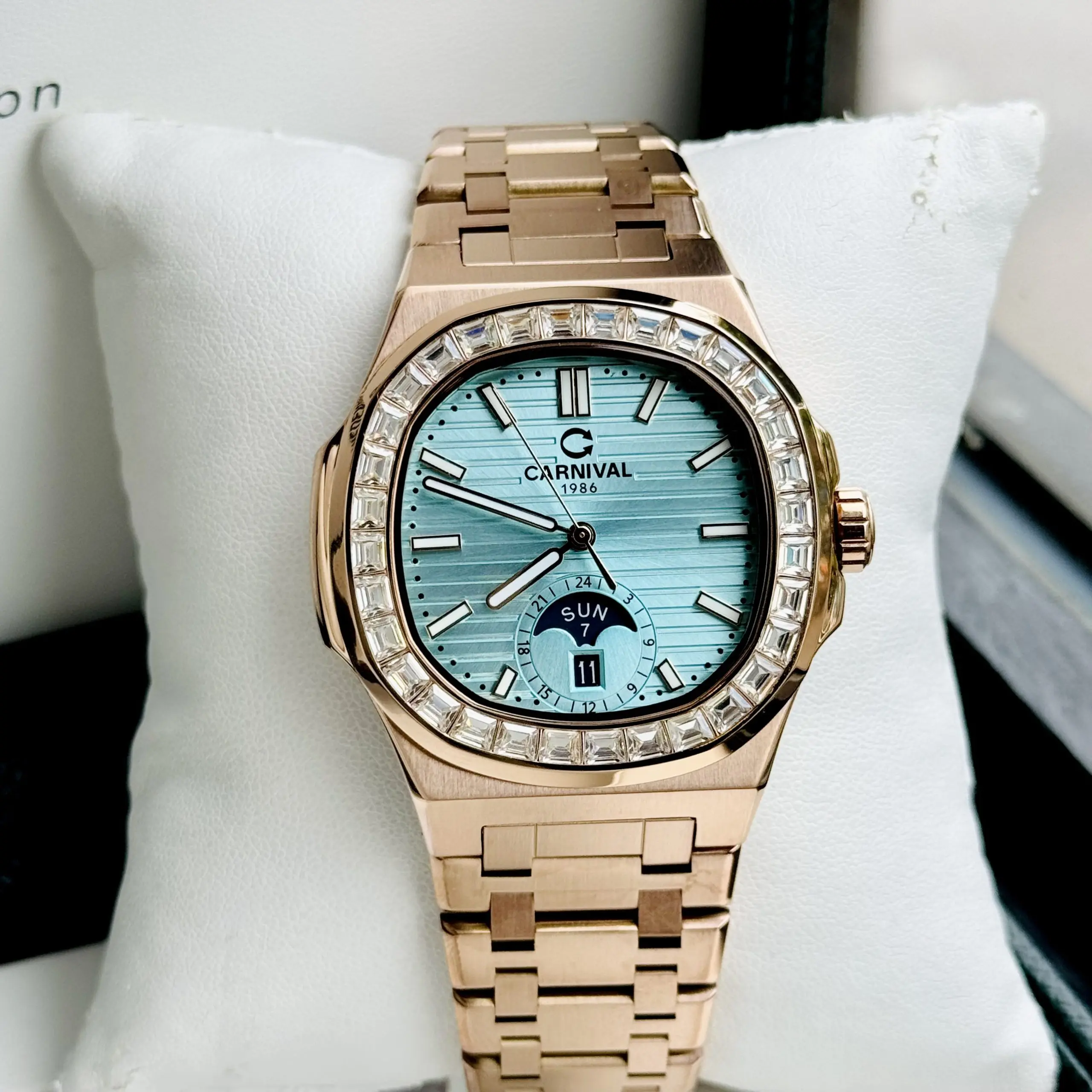 ĐỒNG HỒ NAM Carnival Aquanus 8110G - Mặt TIFFANY- Viền Vàng Đá - Dây Thép - Automatic - Kính Sapphire