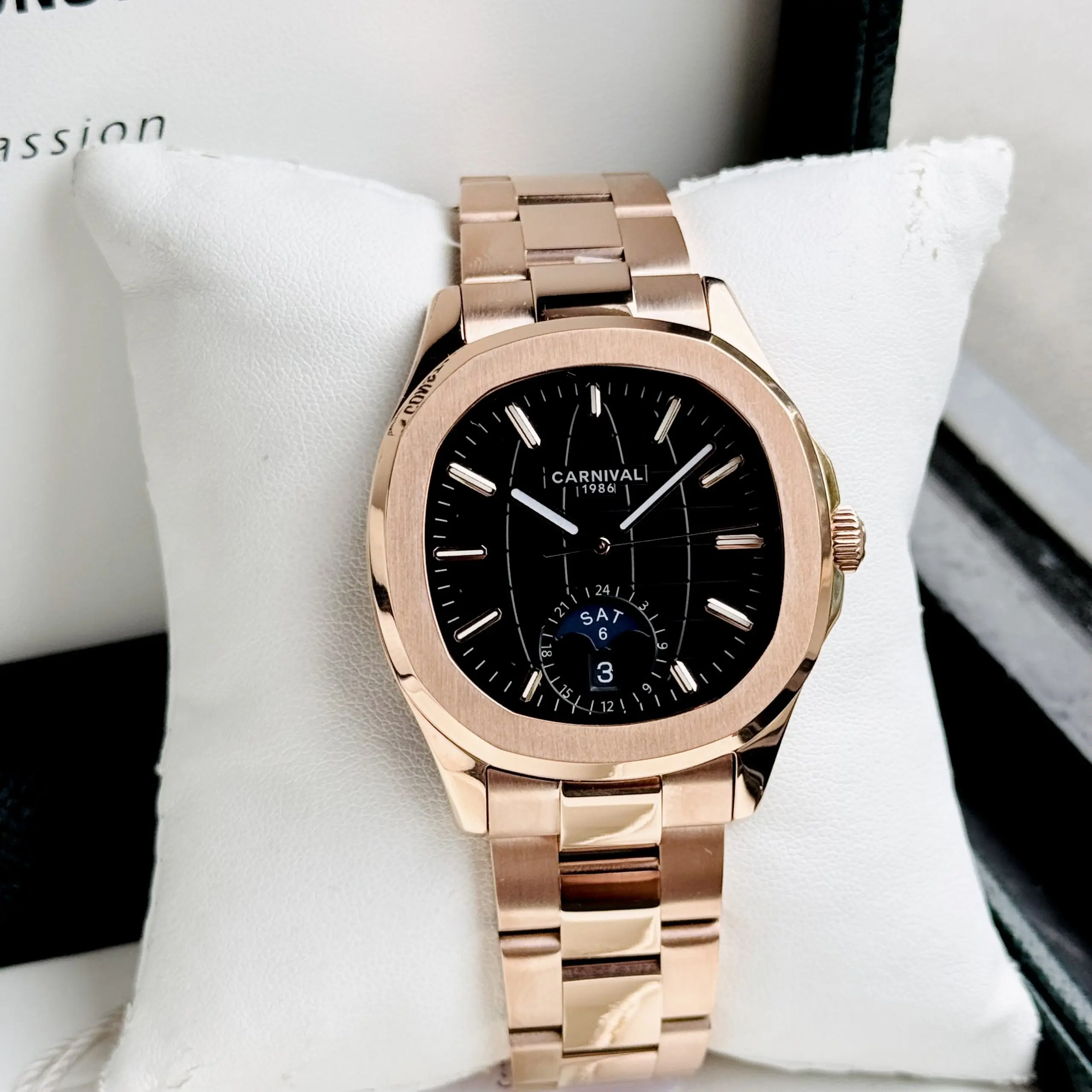 ĐỒNG HỒ NAM Carnival Aquanus 8113G - Mặt Đen - Viền Vàng - Dây Thép - Automatic - Kính Sapphire