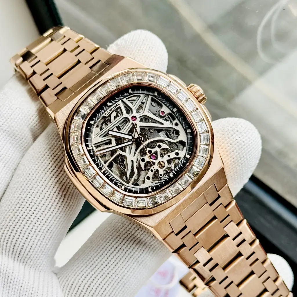 Trang bị máy cơ tự động và kính Sapphire nguyên khối