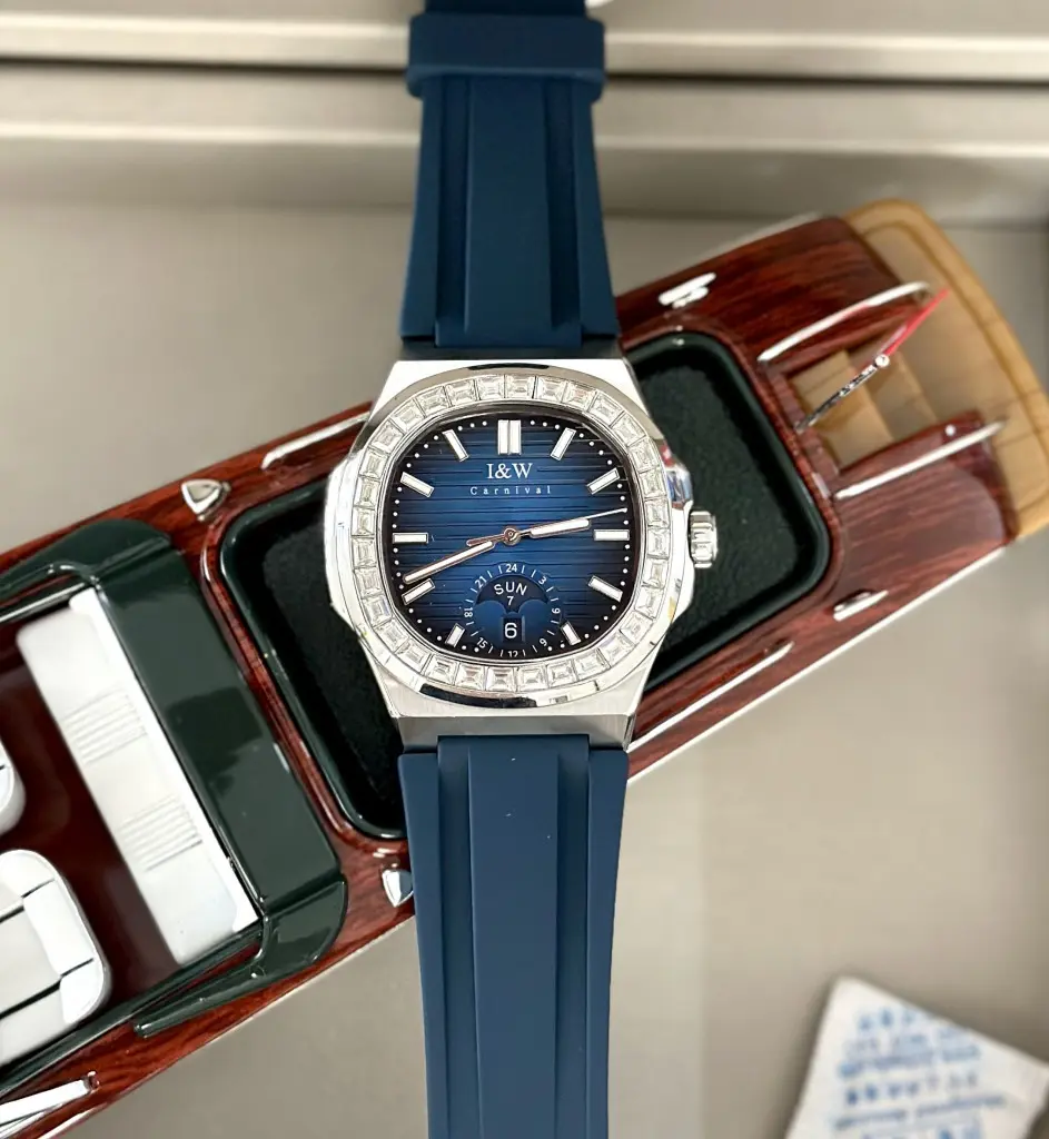Mặt kính Sapphire trên ĐỒNG HỒ NAM I&W Carnival giúp chống xước hiệu quả
