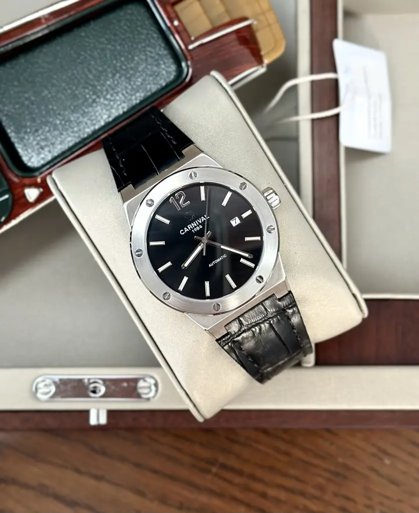 ĐỒNG HỒ NAM CARNIVAL 8122G sử dụng máy cơ Automatic