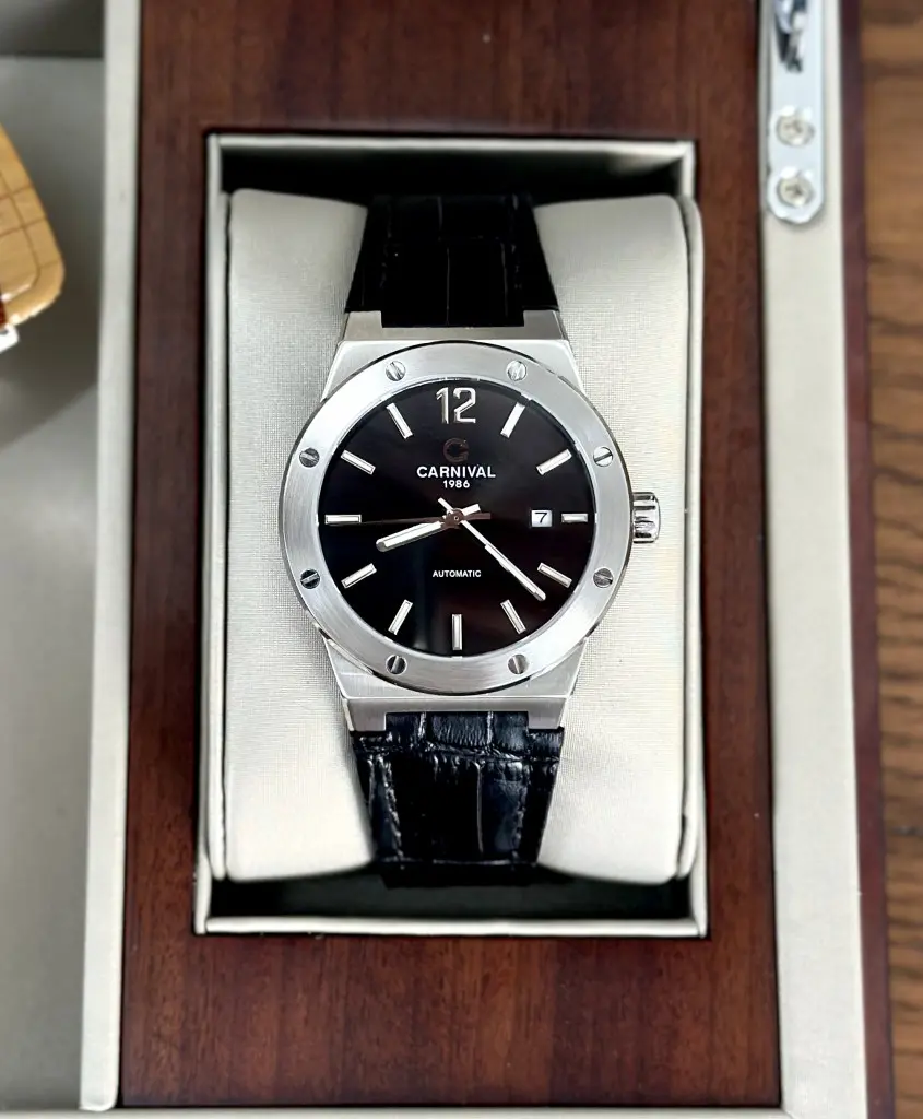 ĐỒNG HỒ NAM CARNIVAL 8122G Black Dial chính hãng