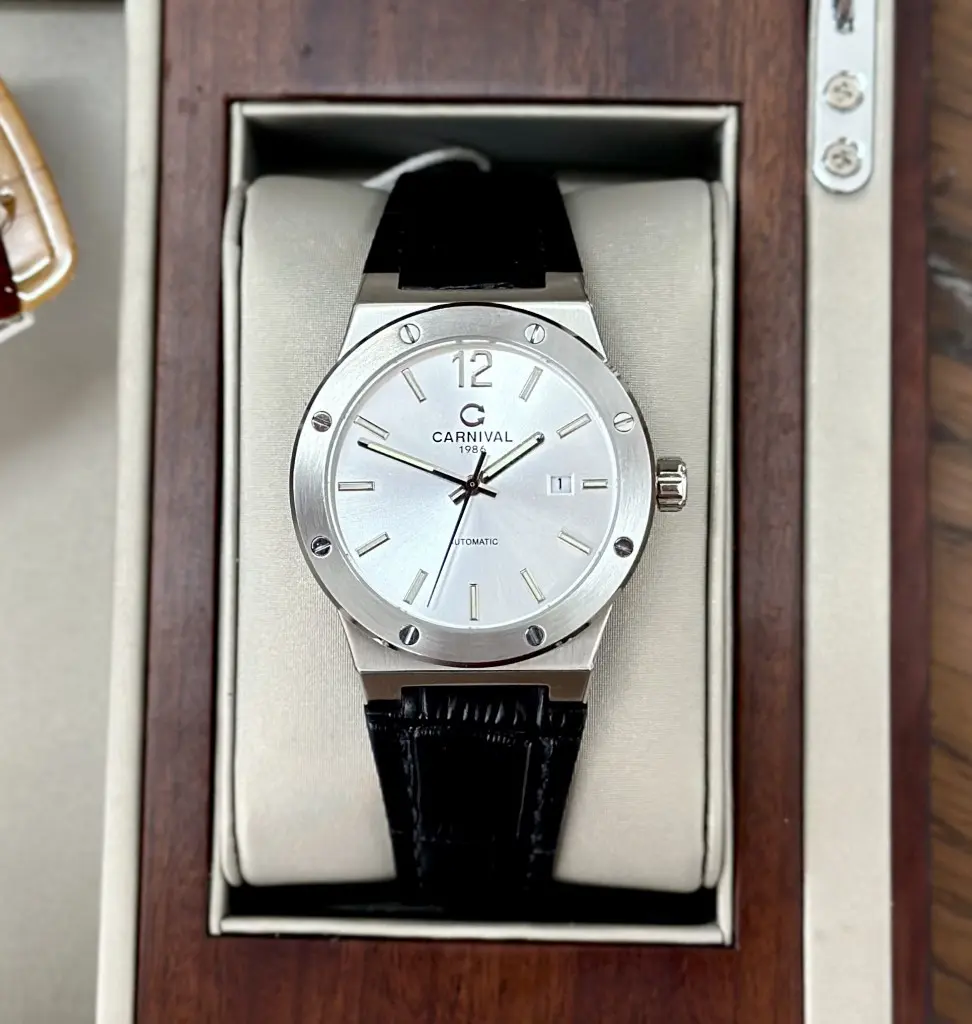 ĐỒNG HỒ NAM CARNIVAL 8122G White Dial thanh lịch