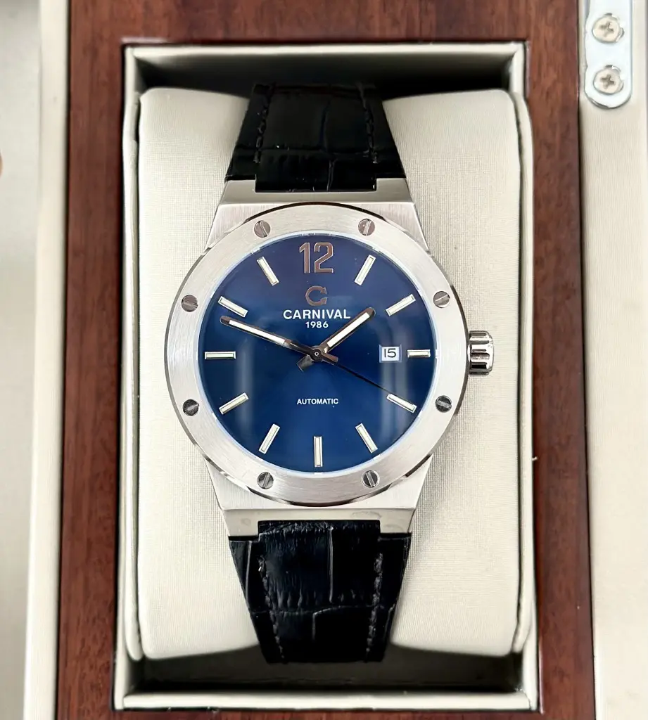 ĐỒNG HỒ NAM CARNIVAL 8122G Blue Dial sang trọng