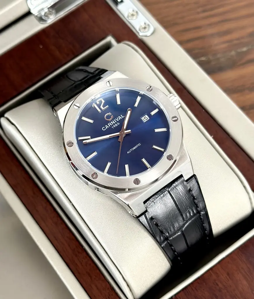 Kính Sapphire cao cấp trên ĐỒNG HỒ NAM CARNIVAL
