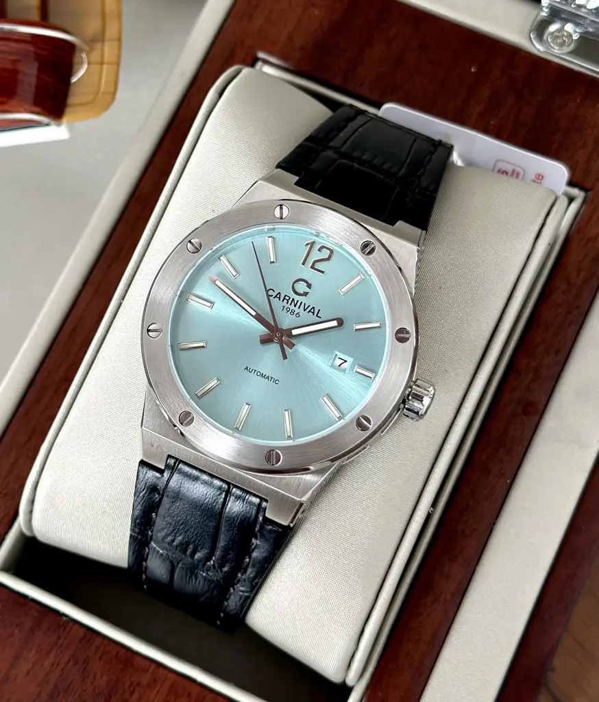 Mặt kính Sapphire và vỏ thép không gỉ của ĐỒNG HỒ NAM CARNIVAL