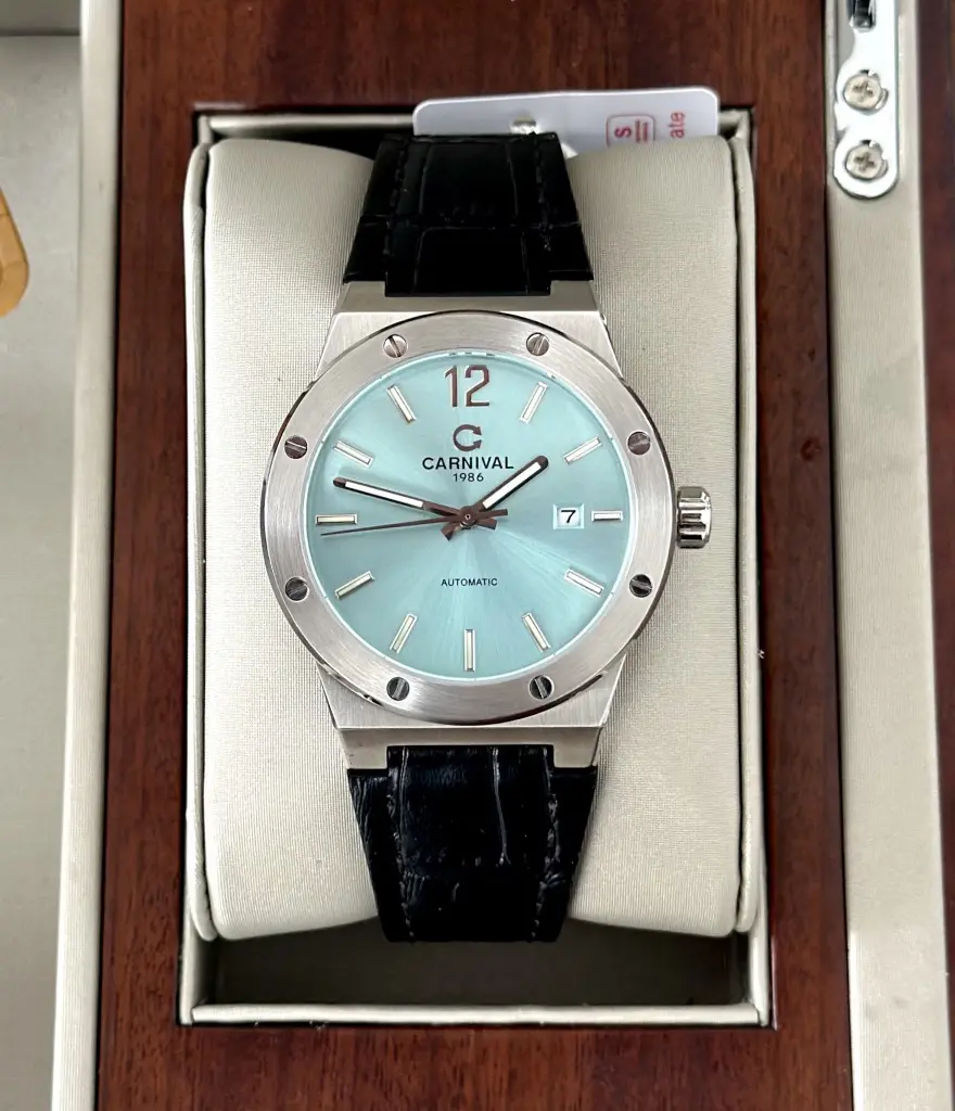 ĐỒNG HỒ NAM CARNIVAL 8122G Tiffany Dial thiết kế sang trọng