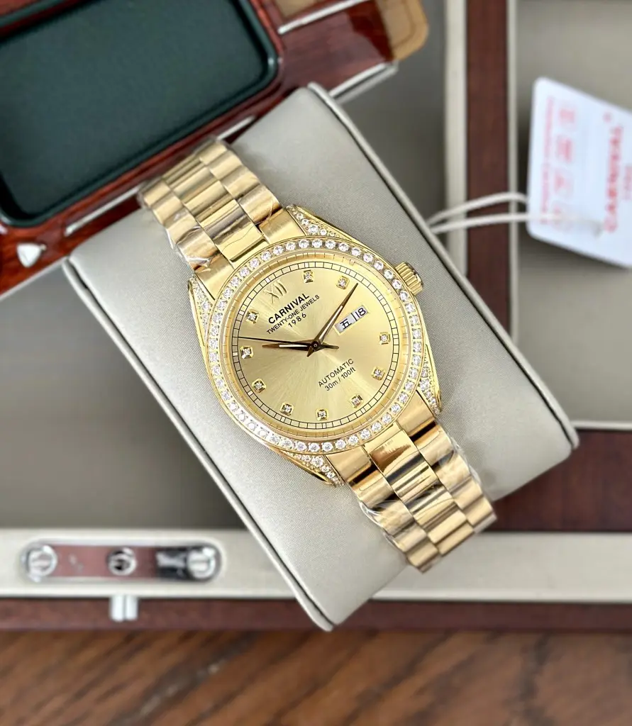 Mặt kính Sapphire trong suốt giúp hạn chế trầy xước tối đa