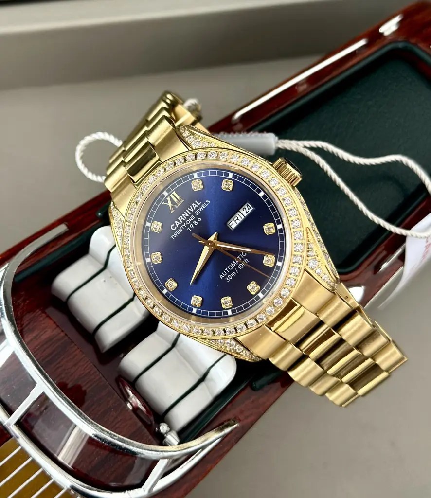 Mặt kính Sapphire và dây thép không gỉ tạo nên sự bền bỉ vượt thời gian