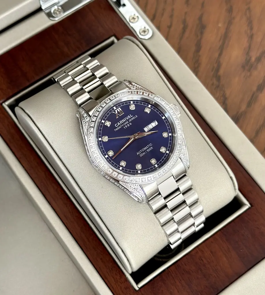 Kính Sapphire trên ĐỒNG HỒ NAM CARNIVAL 8907G-VT-X