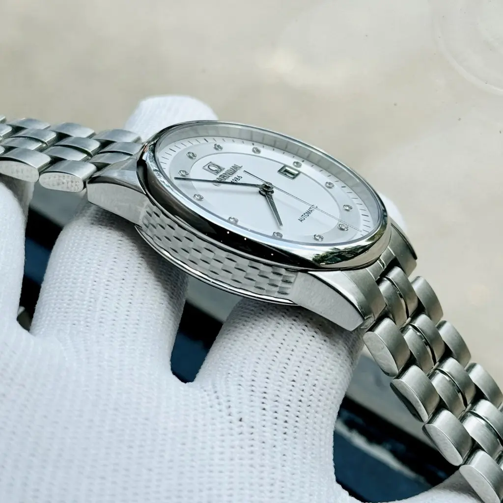 Thiết kế nam tính của đồng hồ Carnival 42mm