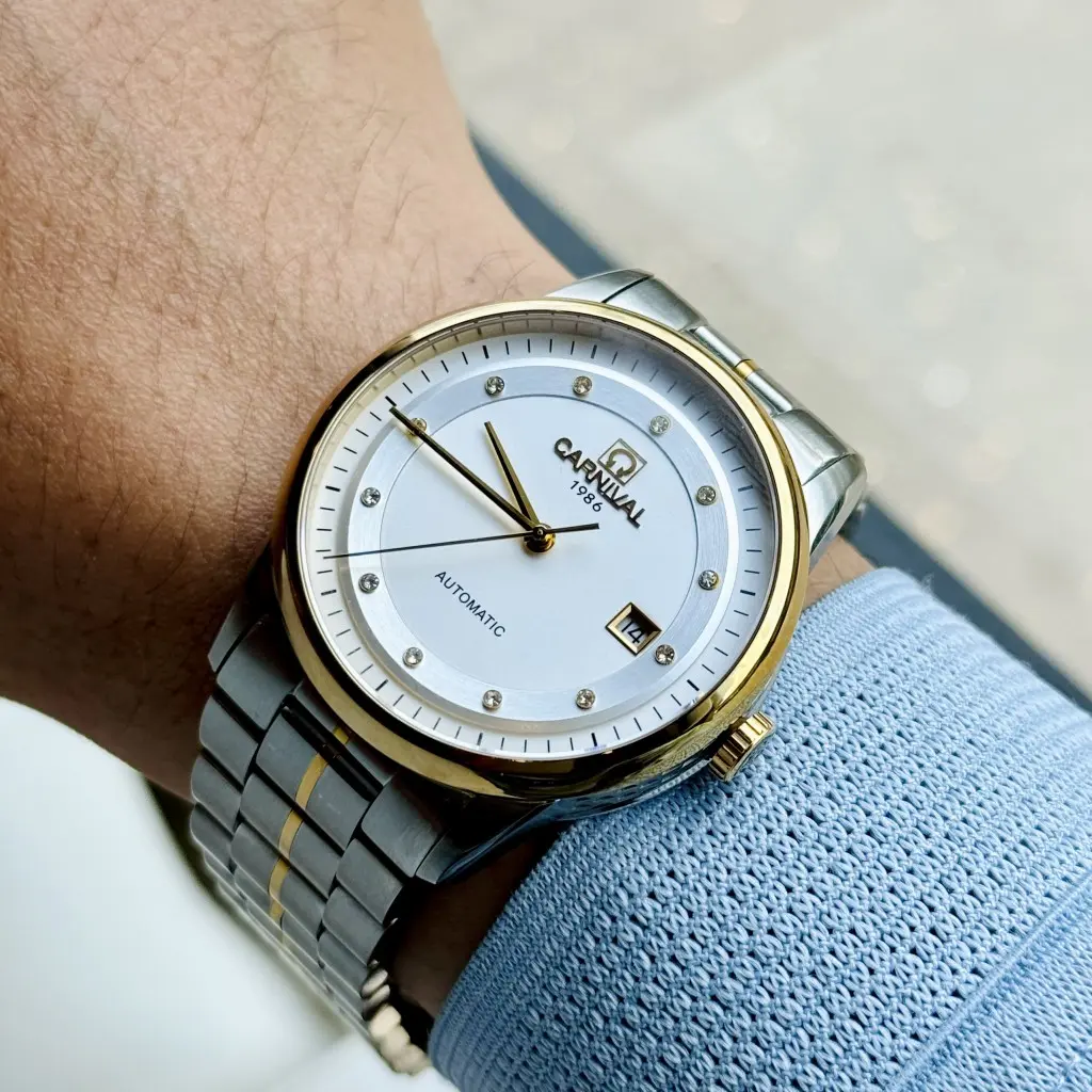 Cận cảnh mặt số 42mm của ĐỒNG HỒ NAM CARNIVAL chính hãng