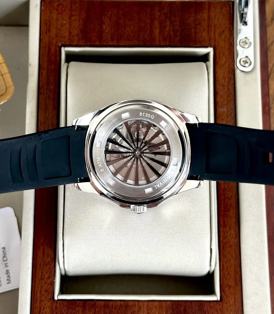 Mặt số 40mm của ĐỒNG HỒ NAM CARNIVAL rất vừa vặn