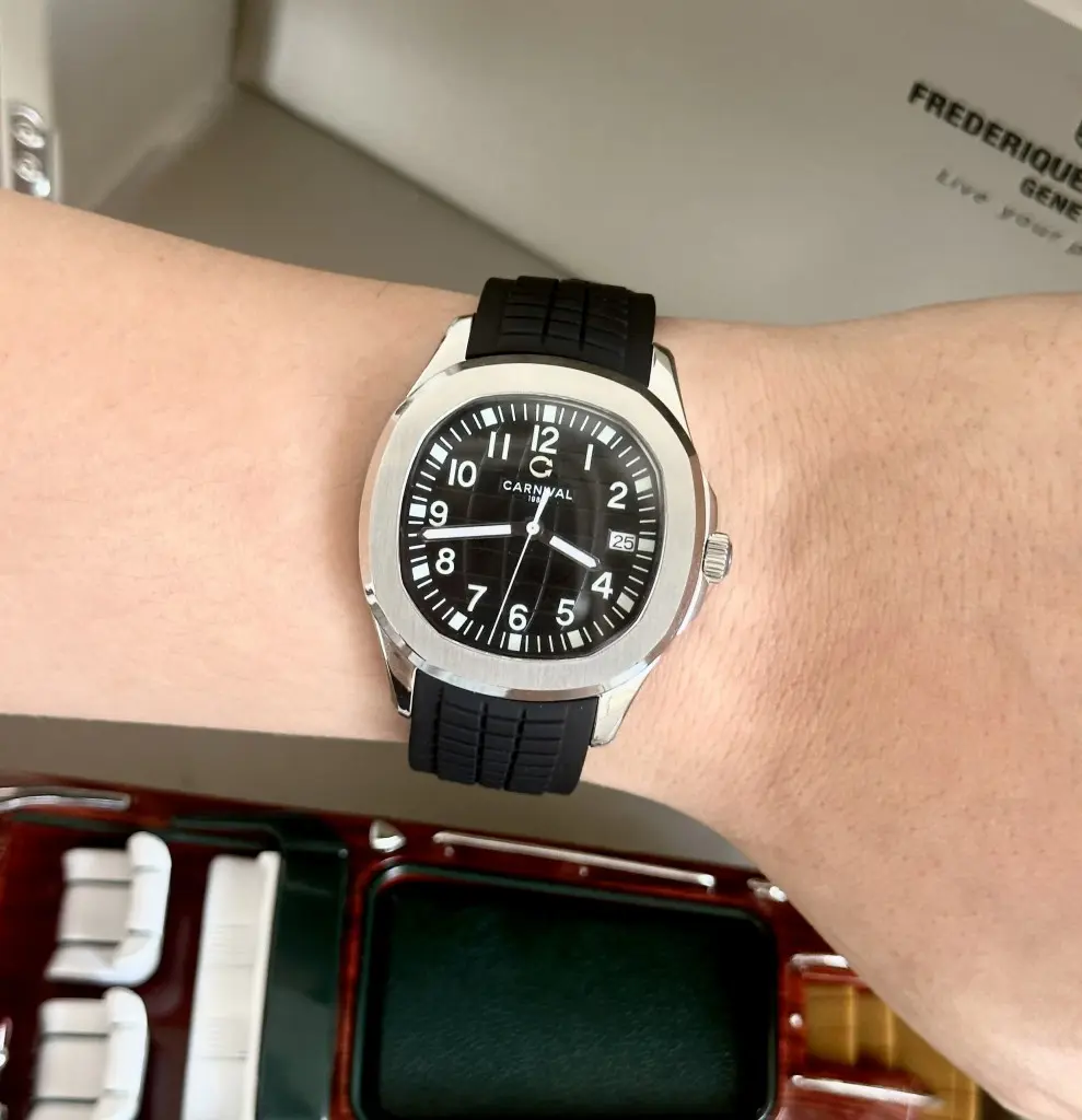 Bộ máy Automatic Thụy Sĩ mang lại độ chính xác cao và vận hành êm ái