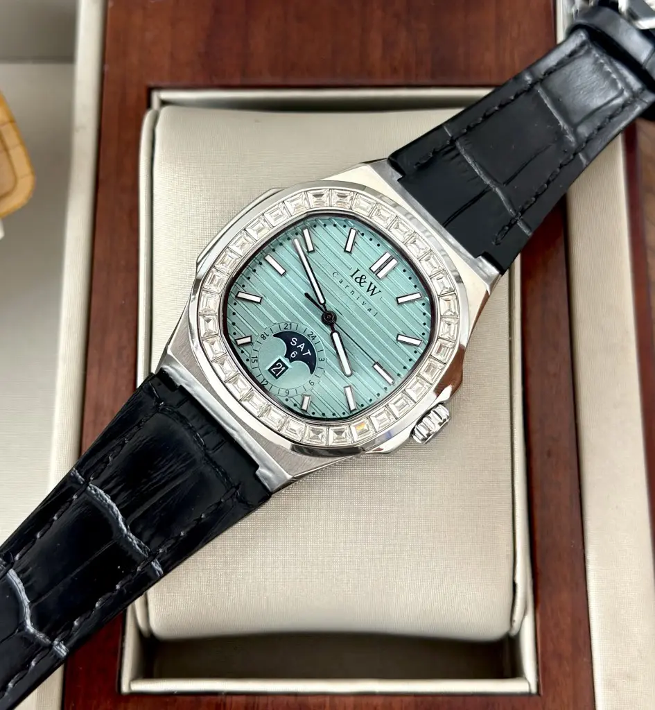 Mặt số màu Tiffany nổi bật của ĐỒNG HỒ NAM I&W Carnival