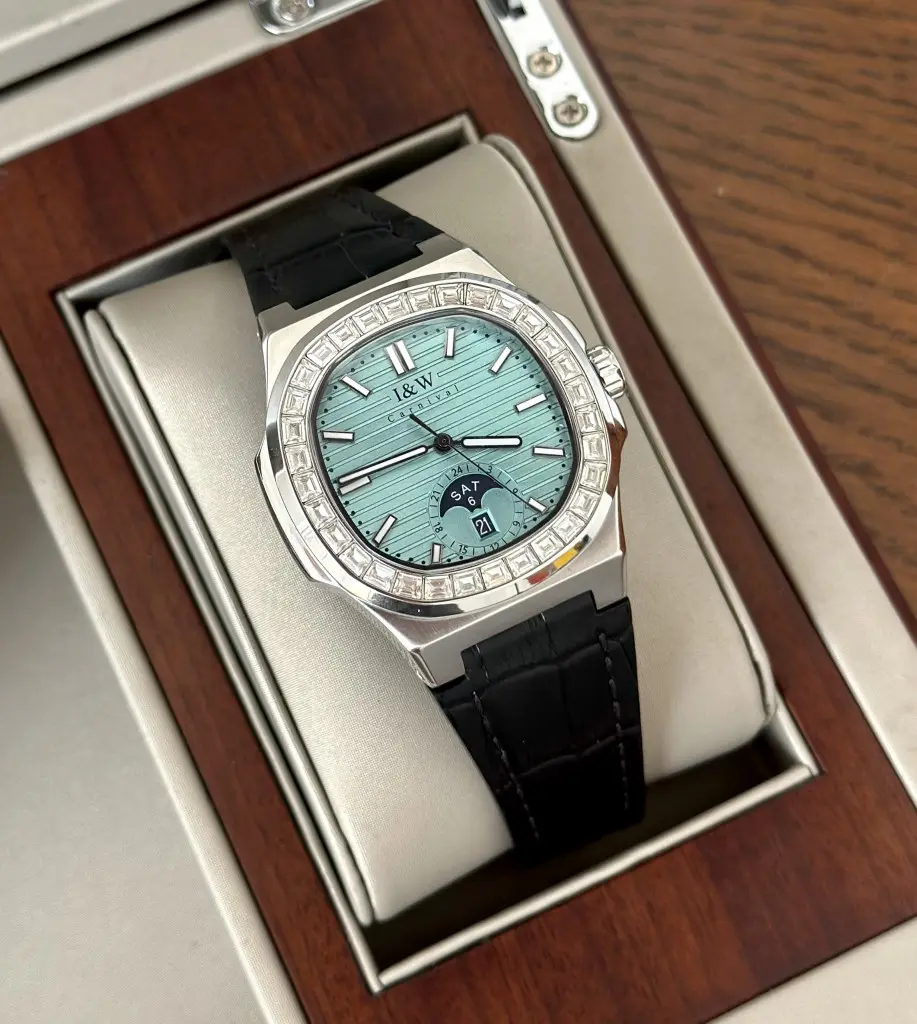 ĐỒNG HỒ NAM I&W Carnival sở hữu bộ máy cơ Automatic bền bỉ