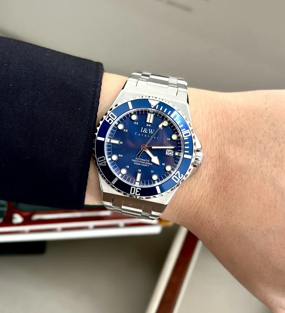 Mặt số phủ dạ quang và viền bezel xoay của ĐỒNG HỒ NAM I&W Carnival