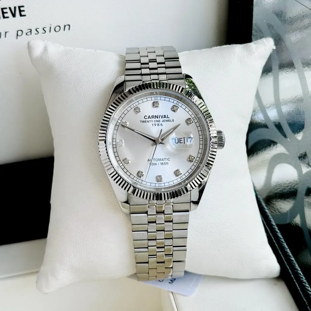 Mặt kính Sapphire chống xước trên đồng hồ Carnival