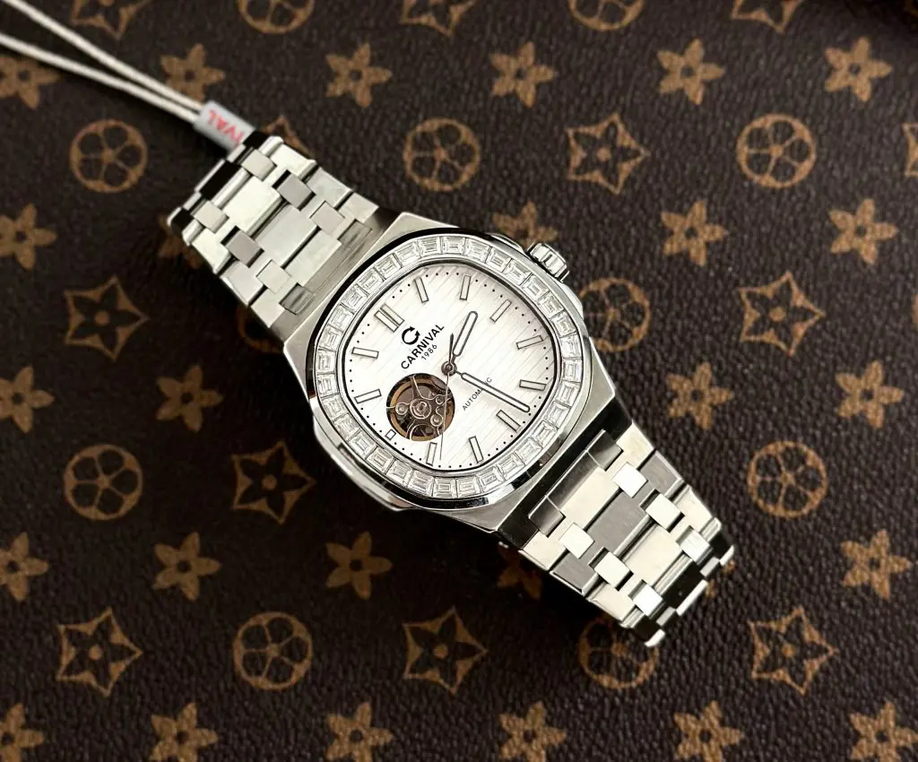 Kính Sapphire chống xước kết hợp cùng vỏ thép không gỉ