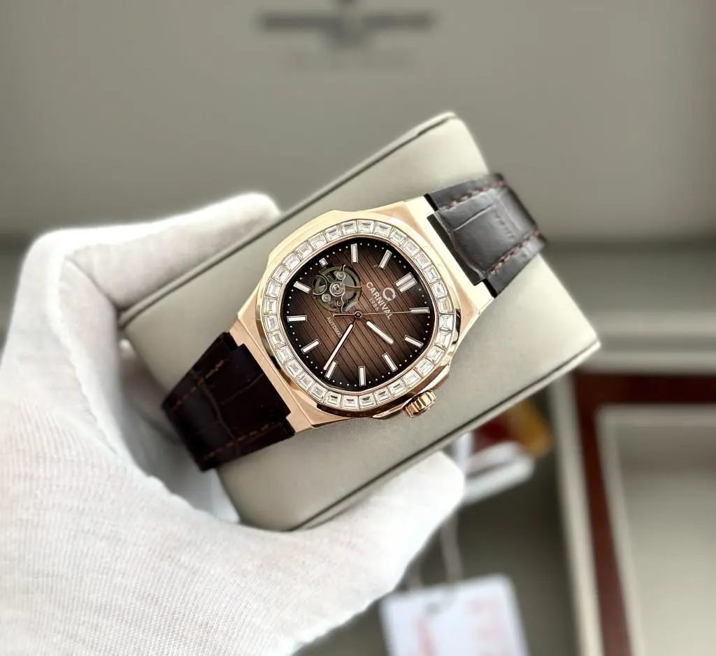 Chất liệu kính Sapphire và dây da cao cấp