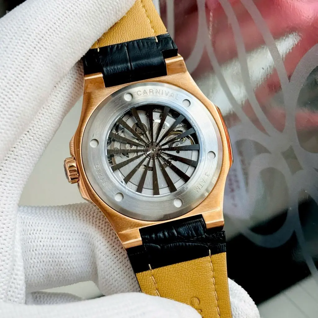 Kính Sapphire chống xước và dây da cao cấp êm ái
