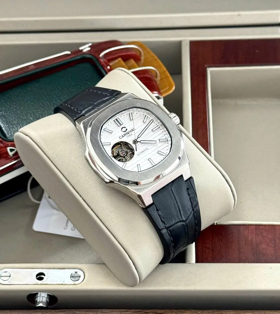 Bộ máy Automatic Thụy Sĩ bền bỉ cùng khả năng chống nước 50m