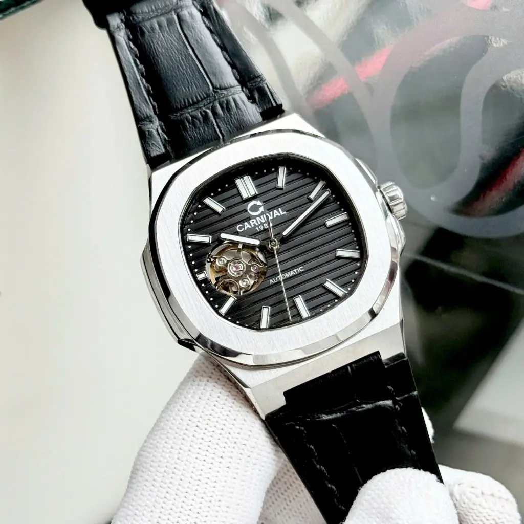 Dây da cao cấp và mặt kính Sapphire chống xước hoàn hảo
