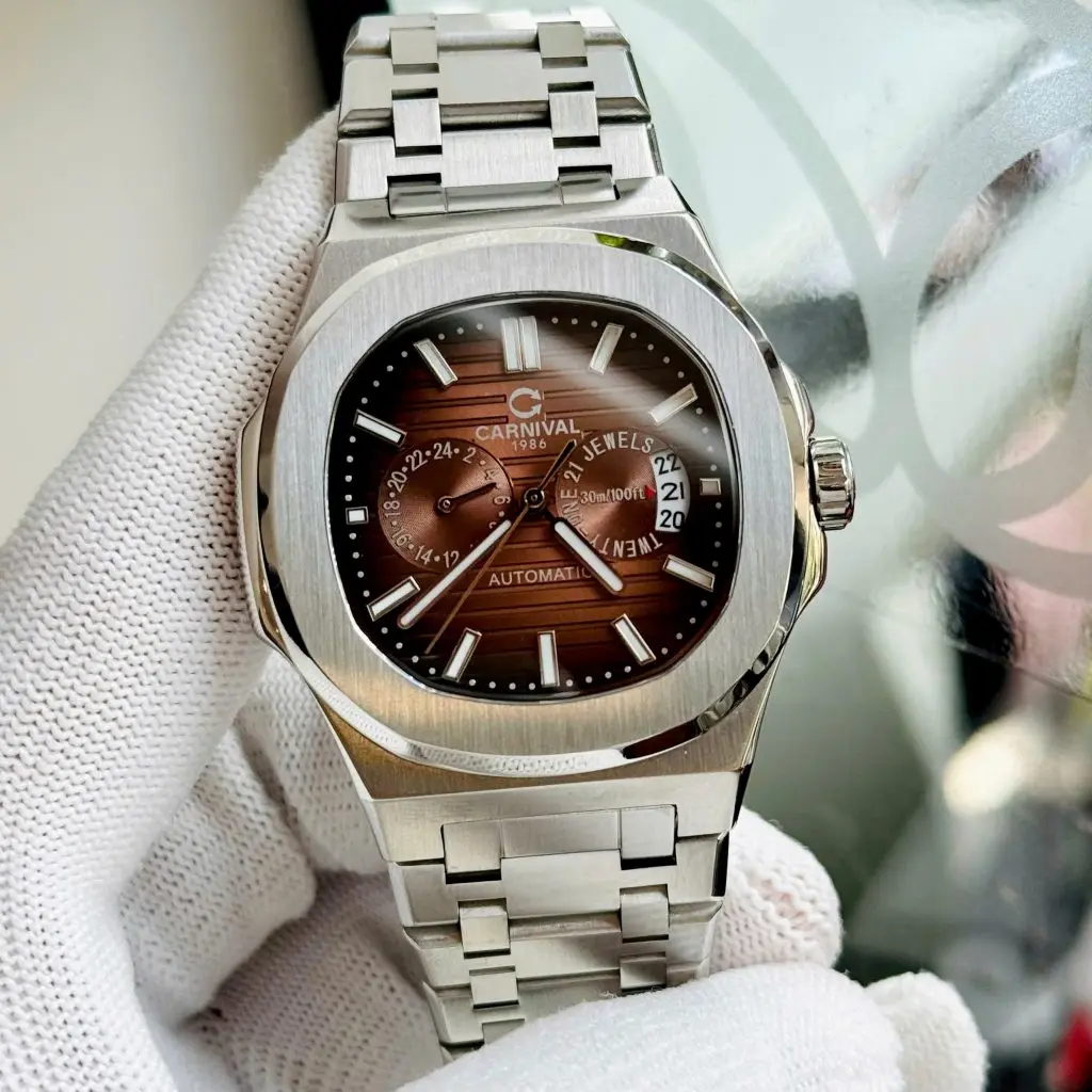 Trang bị kính Sapphire chống xước và bộ máy Automatic bền bỉ