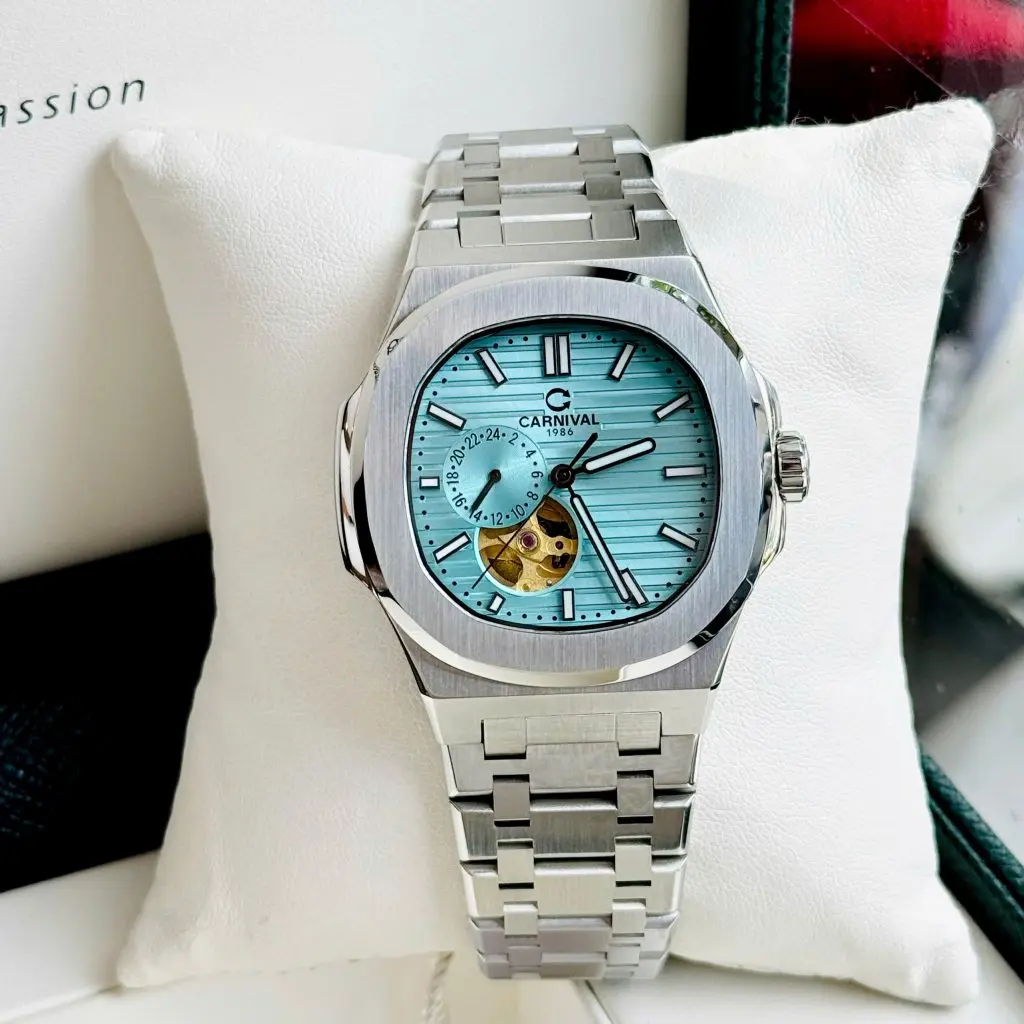 Mặt số màu Tiffany và ô lộ cơ Open Heart tinh tế